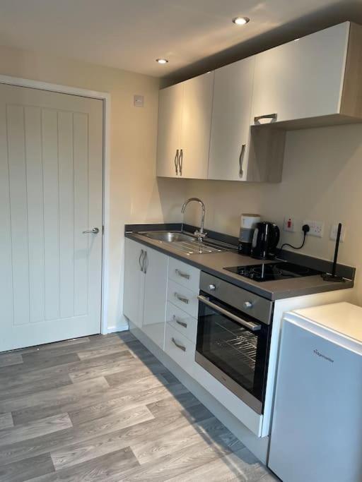 Lovely 1 Bedroom Studio Apartment - Merthyr Tydfil Extérieur photo