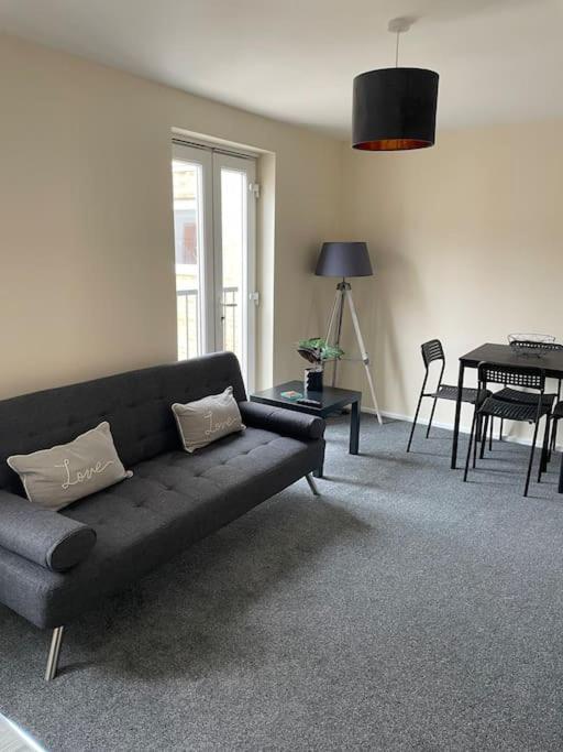 Lovely 1 Bedroom Studio Apartment - Merthyr Tydfil Extérieur photo
