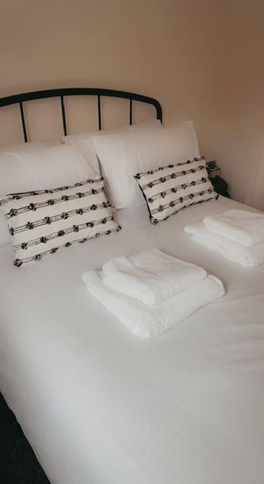Lovely 1 Bedroom Studio Apartment - Merthyr Tydfil Extérieur photo