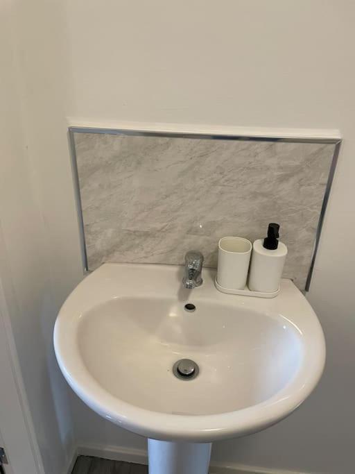 Lovely 1 Bedroom Studio Apartment - Merthyr Tydfil Extérieur photo