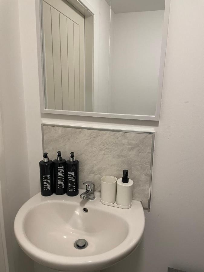 Lovely 1 Bedroom Studio Apartment - Merthyr Tydfil Extérieur photo